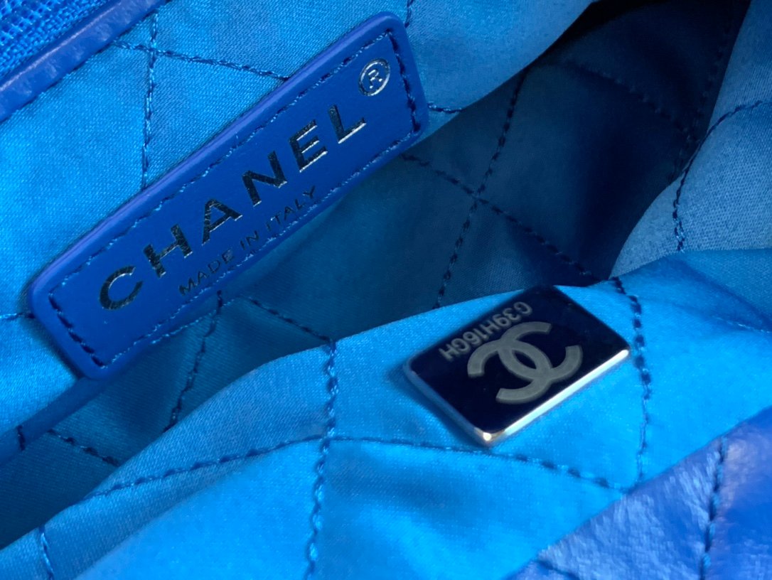 Chanel 22 Hanbag Blue Calfskin With Silver-Tone Metal Small Size 30cm