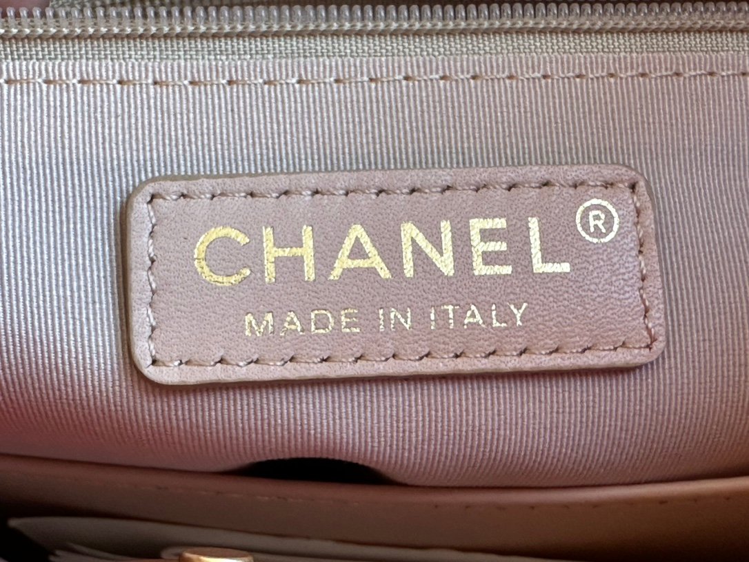 Chanel AS3690 Large HoBo Bag Shiny Crumpled Calfskin Gold-Tone Metal Red